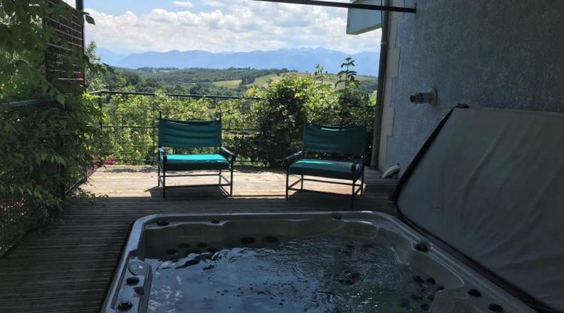 Les Gites De La Maison Bleue D'Estialescq Bagian luar foto