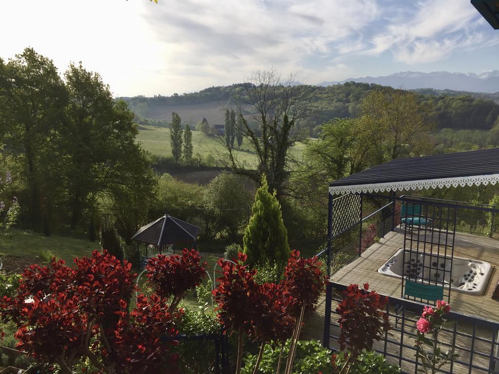 Les Gites De La Maison Bleue D'Estialescq Bagian luar foto