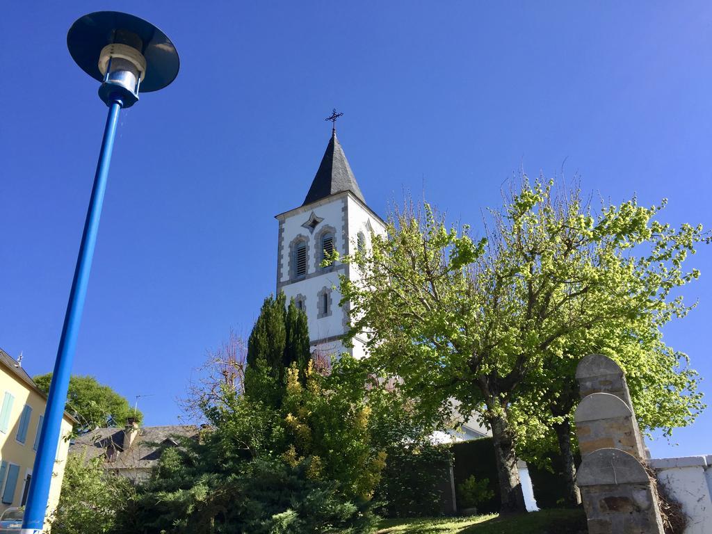 Les Gites De La Maison Bleue D'Estialescq Bagian luar foto