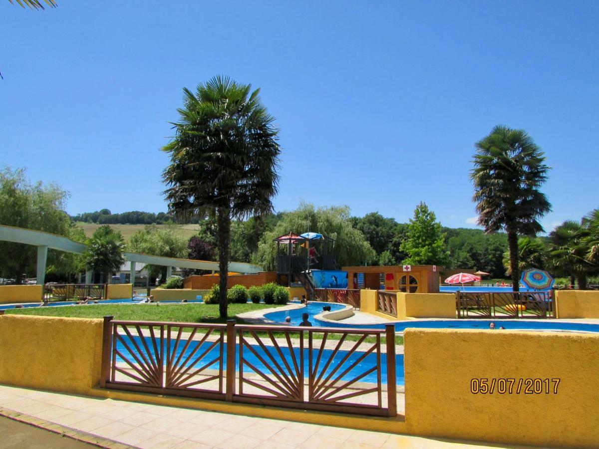 Les Gites De La Maison Bleue D'Estialescq Bagian luar foto